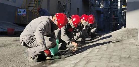 中泰礦冶原料一車間青年突擊隊清洗路沿石 （丁耀東 攝）